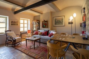 Interior - Luisa's Smile, 16th century home by the castle (guarene)