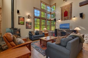 Televisio, takka, kirjoja, stereot