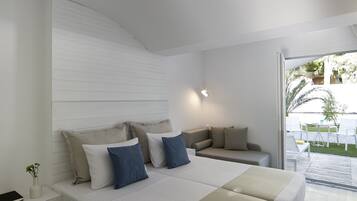 Habitación triple superior, vista al jardín | Caja de seguridad en la habitación, escritorio y cortinas blackout