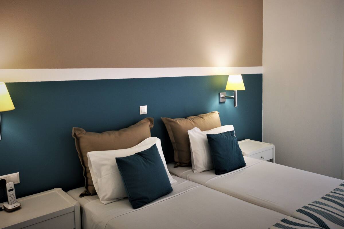 Chambre Double Standard, vue jardin | Coffres-forts dans les chambres, bureau, rideaux occultants