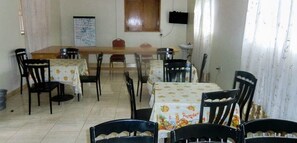 Café da manhã, almoço e jantar; local e internacional