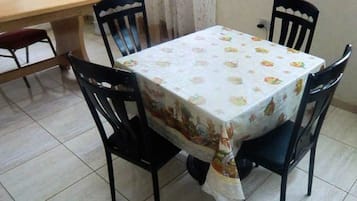 供應早餐、午餐、晚餐;本地及多國菜