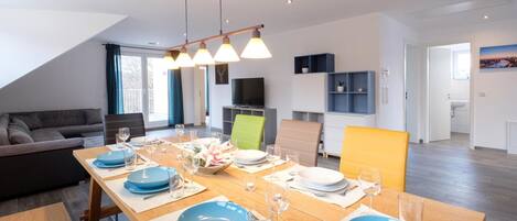 Exclusive-Penthouse, Mehrere Betten, Talblick | Essbereich im Zimmer