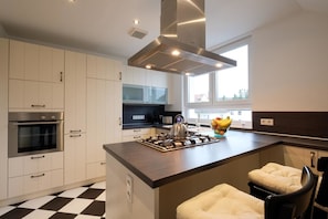 Exclusive Penthouse, Multiple Beds, Valley View | Private kitchen | Full-sized fridge, microwave, stovetop, dishwasher - Townus Apartments Wiesbaden (Wiesbaden)