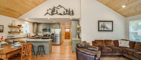 TV, fireplace, Netflix, DVD player