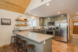 Kjøleskap, mikrobølgeovn, ovn og kokeplater