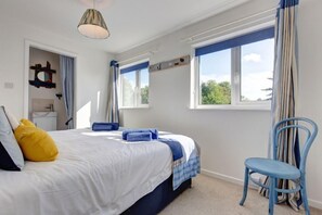 4 bedrooms, travel crib, internet, bed sheets