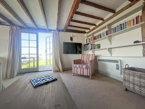 Fireplace - 2 bedroom accommodation in Wittersham (Wittersham)