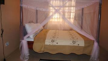 Desk, soundproofing, free WiFi, bed sheets