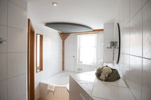 Habitación cuádruple clásica | Baño | Amenidades de baño gratuitas, secadora de cabello, toallas, jabón 
