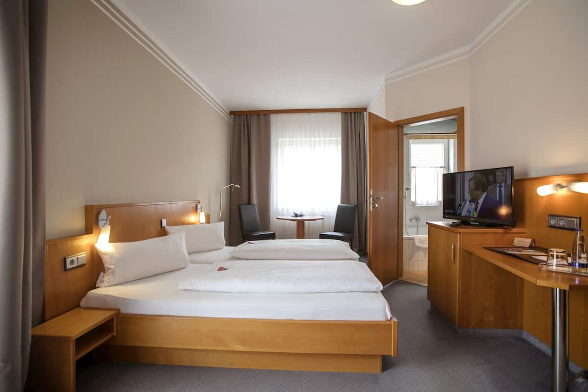 Classic Quadruple Room | Desk, laptop workspace, blackout curtains, soundproofing