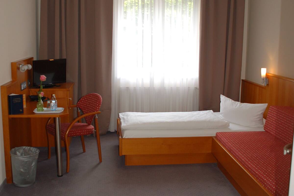 Single Room | Desk, laptop workspace, blackout curtains, soundproofing
