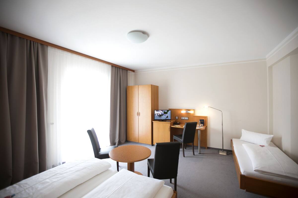 Classic Triple Room | Desk, laptop workspace, blackout curtains, soundproofing