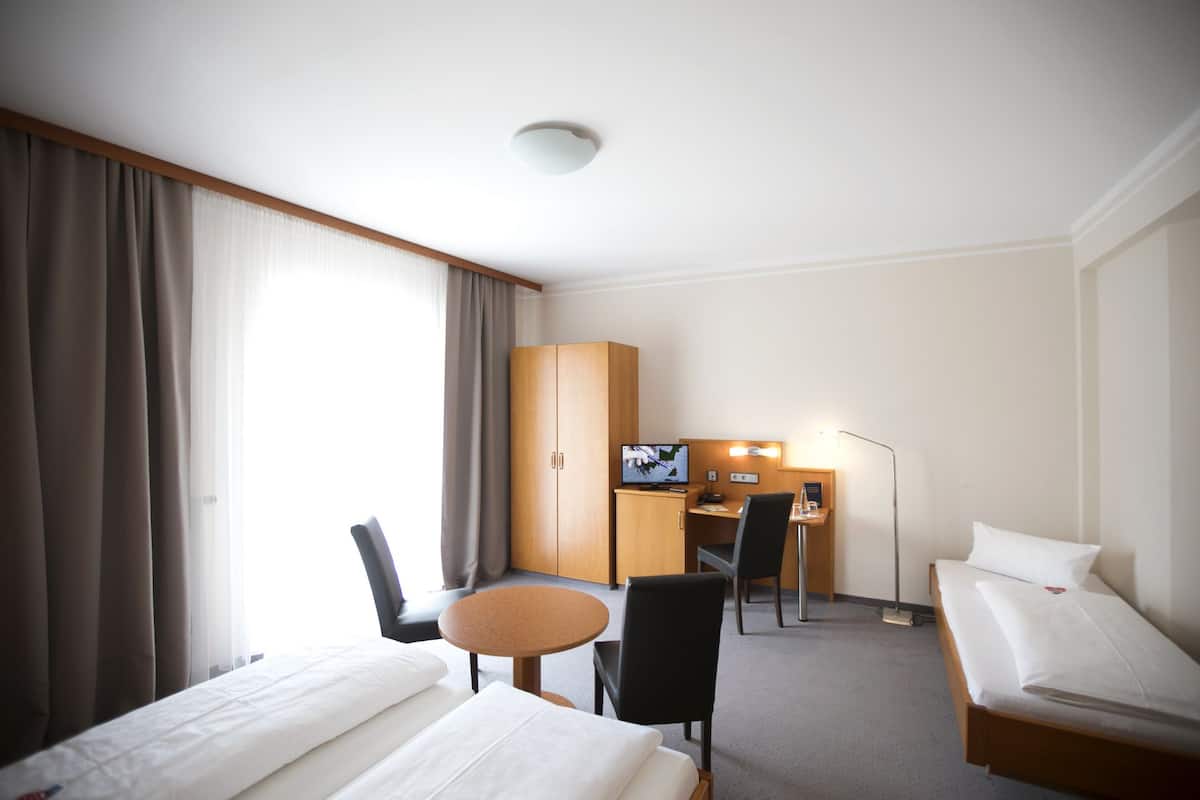 Classic Triple Room | Desk, laptop workspace, blackout curtains, soundproofing