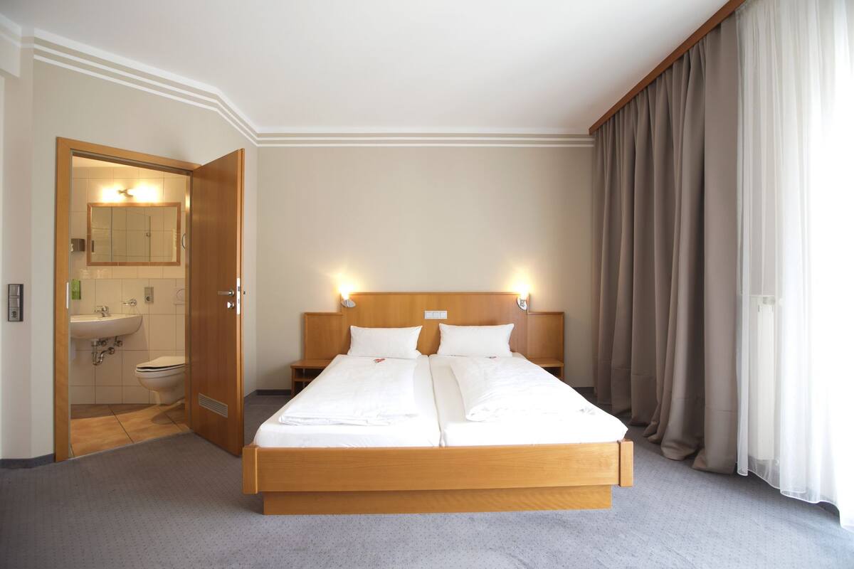 Double Room | Desk, laptop workspace, blackout curtains, soundproofing