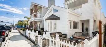 One house from the sand, situated between Newport and Balboa Piers.