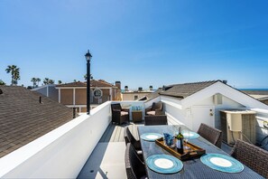 Outdoor dining - One house from the sand,  situated between Newport and Balboa Piers. (Newport Beach)
