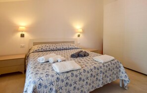 2 bedrooms, travel crib, free WiFi