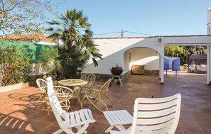 Outdoor dining - Stunning home in Miami-Platja with WiFi (Miami-Platja)