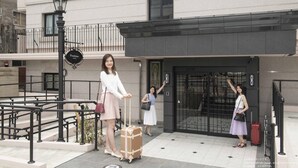 A building entrance with a sign, a staircase, and a railing. - Framboise KYOTO Hotel de charme (Kyoto)