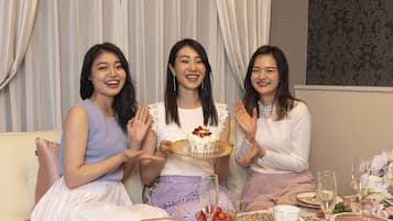 Cortinas blackout, wifi gratis y ropa de cama