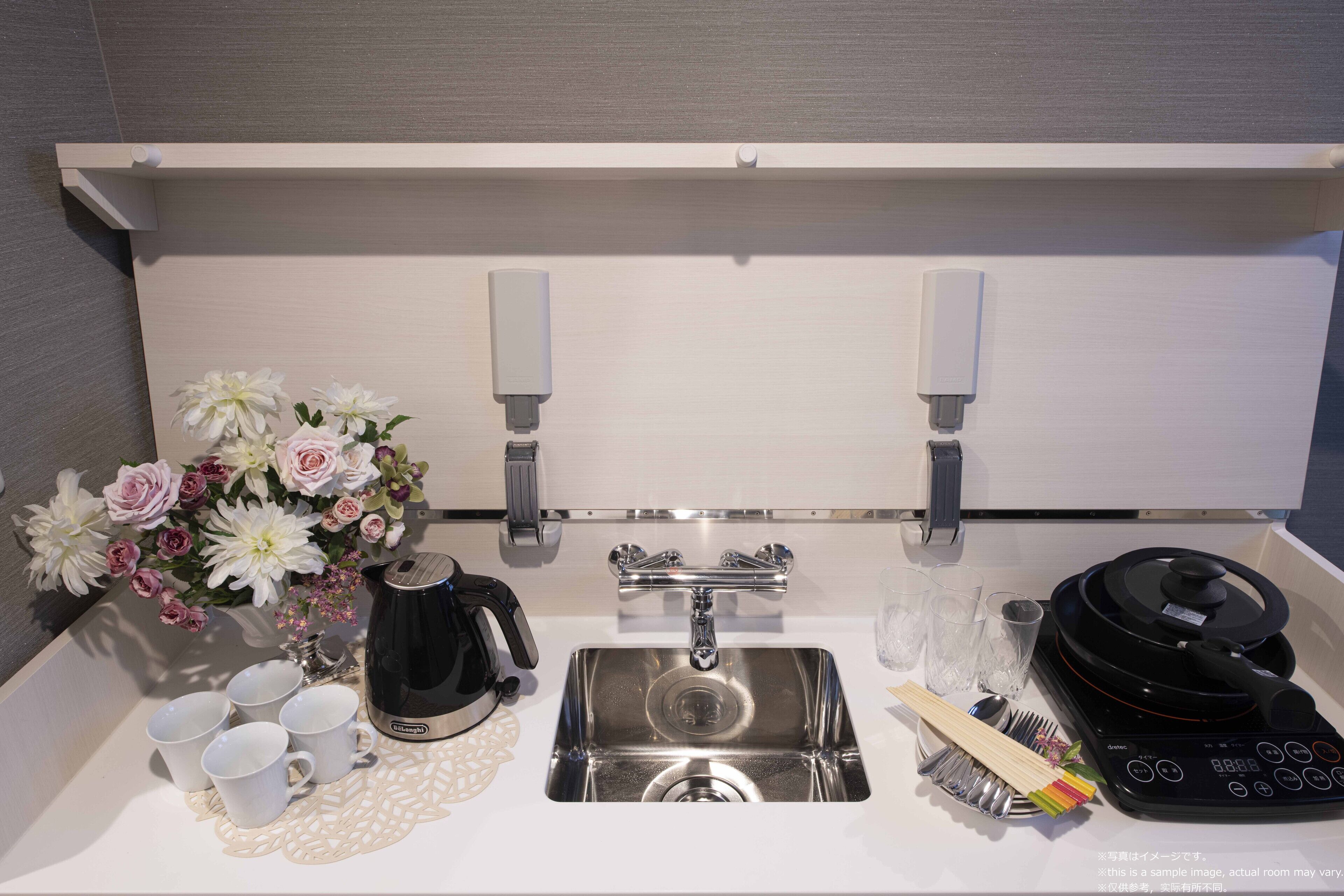 Refrigerador, microondas, placa de cocina, tetera/pava eléctrica