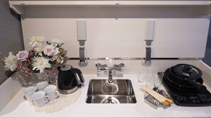 A compact kitchenette with a sink, kettle, and electric rice cooker. - Framboise KYOTO Hotel de charme (Kyoto)