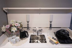 Kühlschrank, Mikrowelle, Herdplatte, Wasserkocher