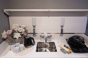 Geladeira, micro-ondas, cooktop, chaleira elétrica