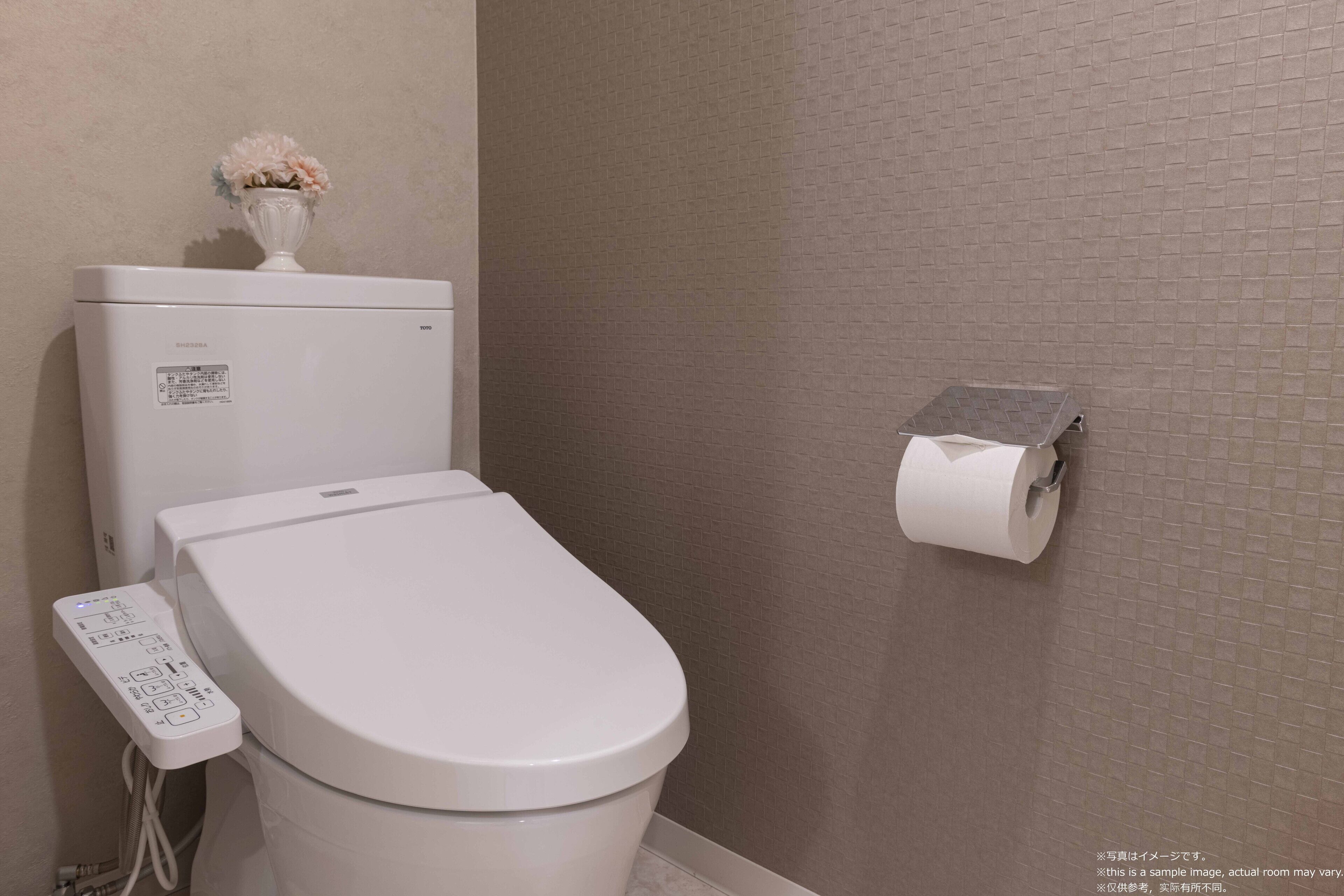 combined shower/bathtub, free toiletries, hair dryer, slippers