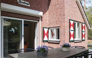 A brick building with a sign reading "Houtsnip". There are two windows with red and white diamond patterns, and a door with a glass panel. - 3 bedroom amazing home in Ommen (Ommen)