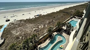 Blick auf einen Strand mit Swimmingpool und Strand.