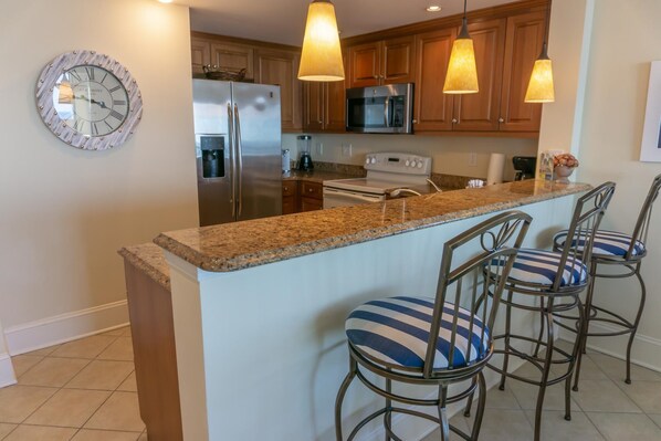 Réfrigérateur, four à micro-ondes, surface de cuisson, lave-vaisselle