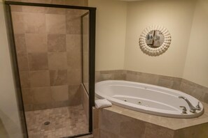 Ensemble baignoire-douche, baignoire à remous, serviettes fournies