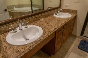 Ensemble baignoire-douche, baignoire à remous, serviettes fournies