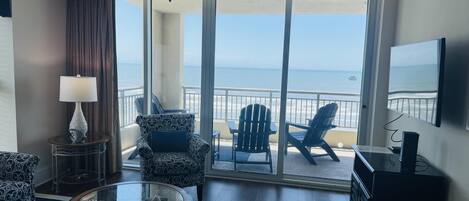 Télévision, lecteur de DVD, livres