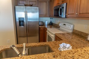 Réfrigérateur, four à micro-ondes, surface de cuisson, lave-vaisselle