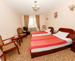 Zweibettzimmer | Bügeleisen/Bügelbrett, kostenloses WLAN, Bettwäsche