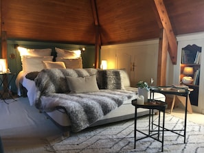 Suite | Decoración personalizada, muebles diferentes y escritorio