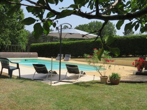 Seasonal outdoor pool, open 9:00 AM to 8:00 PM, pool umbrellas - Le Coze (Saint-Martial-de-Nabirat)