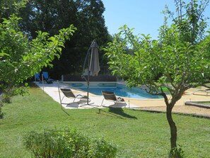 Außenpool (je nach Saison geöffnet), Sonnenschirme, Liegestühle