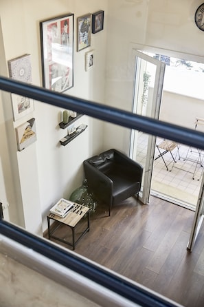 Habitación doble estándar, balcón | Área de sala de estar | Televisión de pantalla plana 