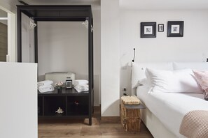 Junior suite | Luxe beddengoed, donzen dekbedden, een minibar, een kluis op de kamer