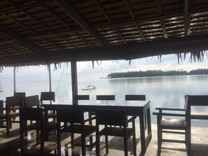 Serveert ontbijt, lunch en diner