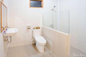 Dusche, Hausschuhe, HandtĂŒcher, Seife