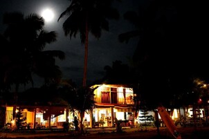 Fachada de la propiedad por la tarde o noche