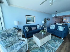 Téléviseur à écran plat, lecteur de DVD, livres