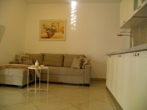 Standard-Apartment, Terrasse | Wohnbereich | Flachbildfernseher