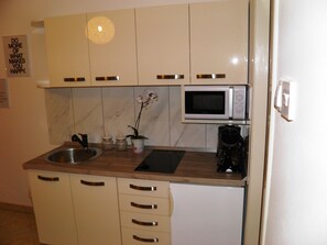 Comfort Studio | Private kitchen | Fridge, microwave, stovetop, electric kettle - Apartments Lea (Malinska-Dubasnica)