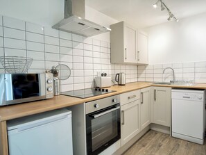 Een vaatwasser, kookgerei, borden en bestek